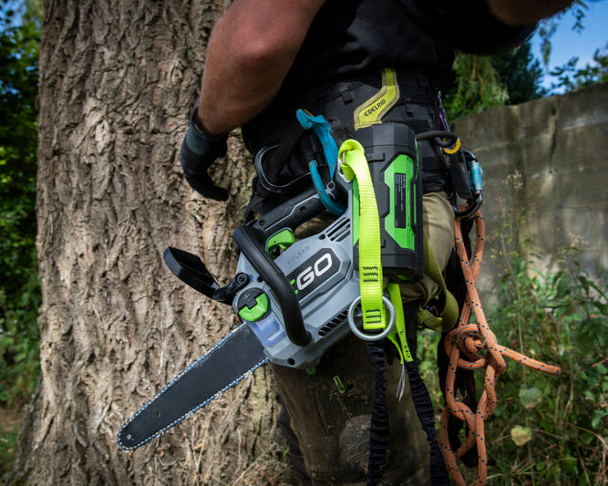 Man sieht die EGO CS1200E Kettensäge an einem Gürtel befestigt