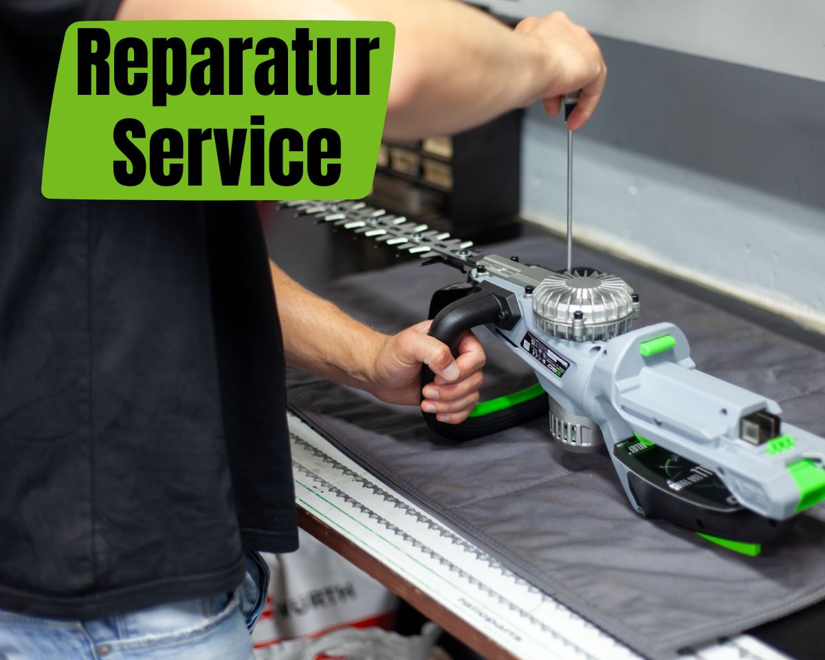 Ein Techniker repariert ein Werkzeug auf einer Werkbank. Das Bild zeigt den Text „Reparatur Service“ und im Vordergrund ein „EGO Offizieller Servicepartner“-Abzeichen.