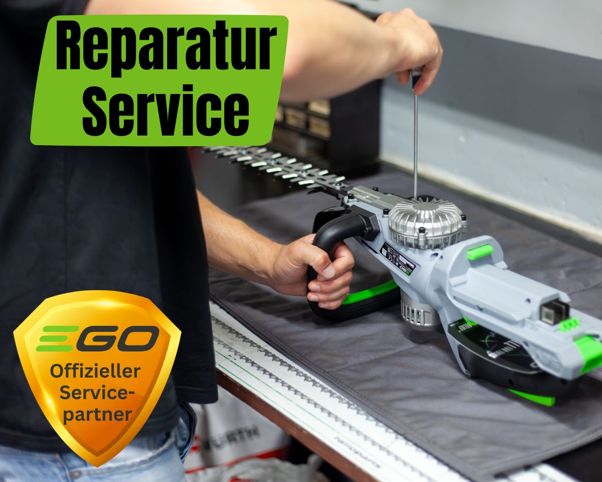 Ein Techniker repariert ein Werkzeug auf einer Werkbank. Das Bild zeigt den Text „Reparatur Service“ und im Vordergrund ein „EGO Offizieller Servicepartner“-Abzeichen.