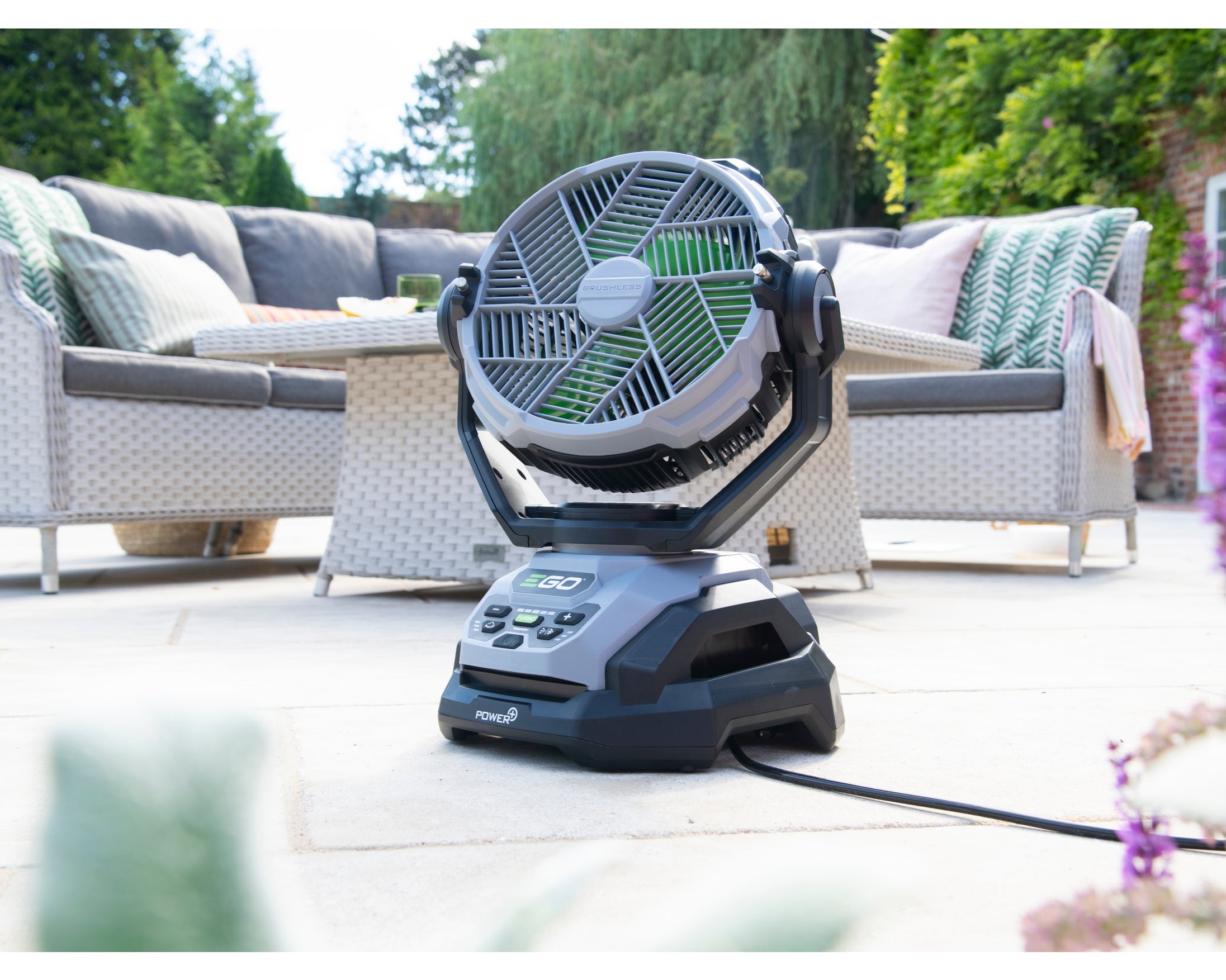 EGO FN1000E Ventilator vor einer Couch