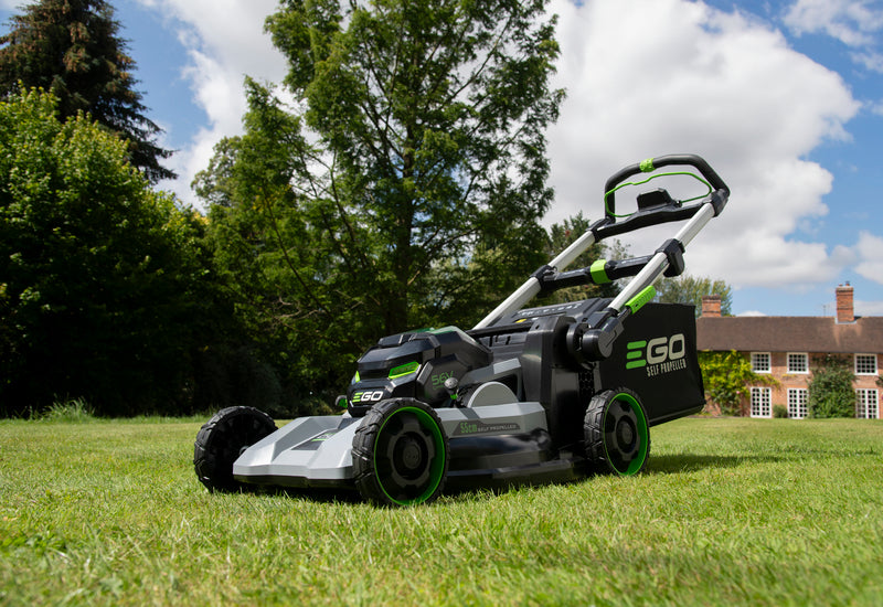 Der EGO LM2260 Rasenmäher steht auf dem Rasen