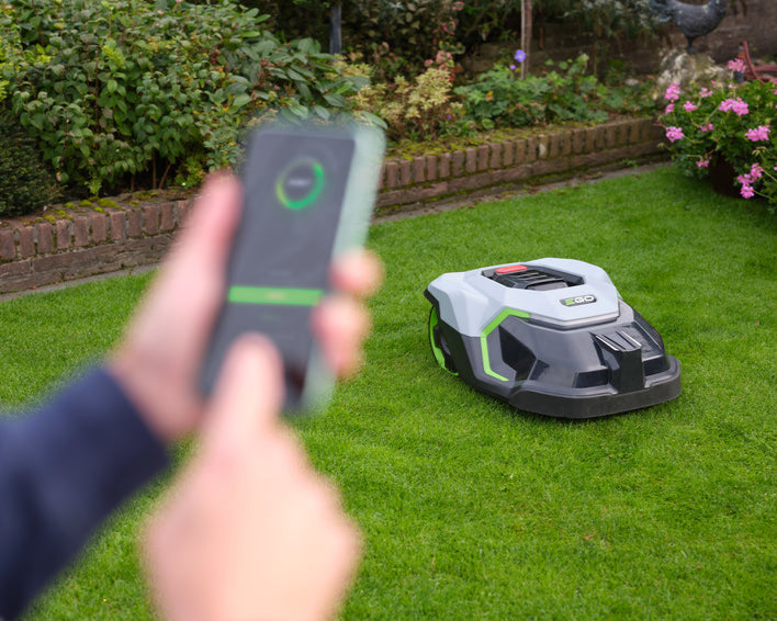Mähroboter wird von Handy gesteuert