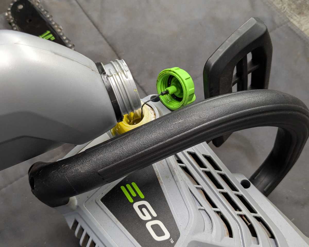 Chainbio Sägekettenhaftöl wird in EGO Kettensäge gefüllt