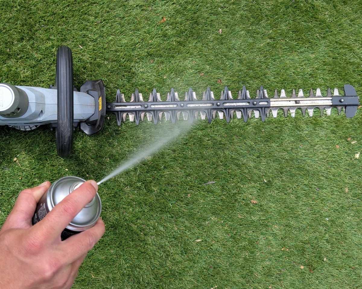 Rock Oil Rockeze – Pflegespray wird auf Ego Heckenschere gesprüht