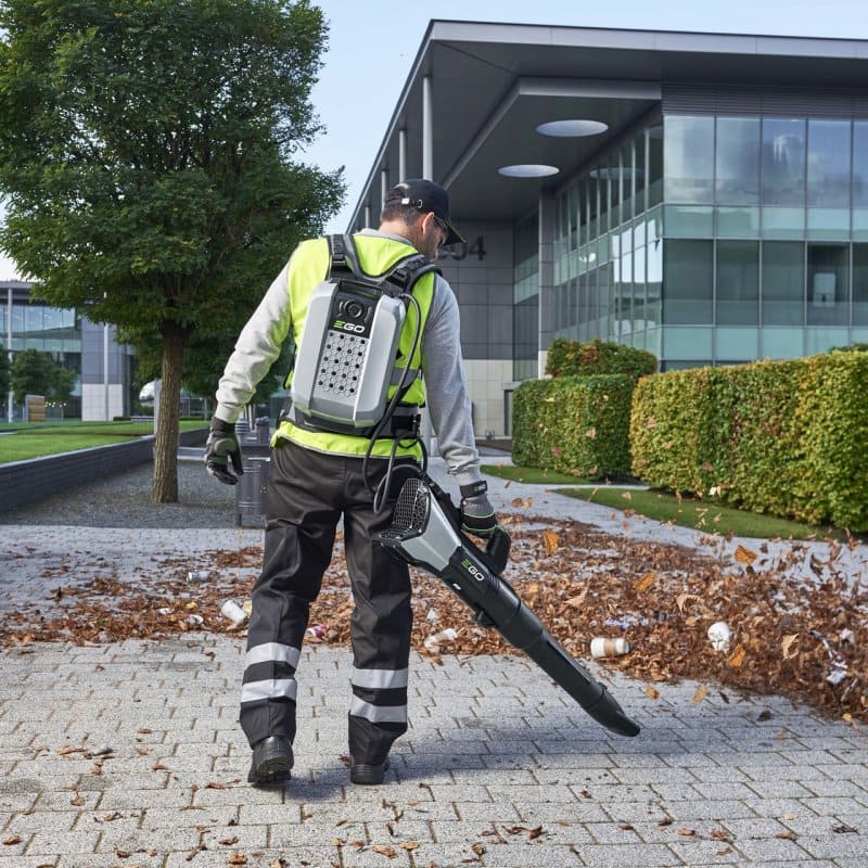 Mann mit Laubbläsesr