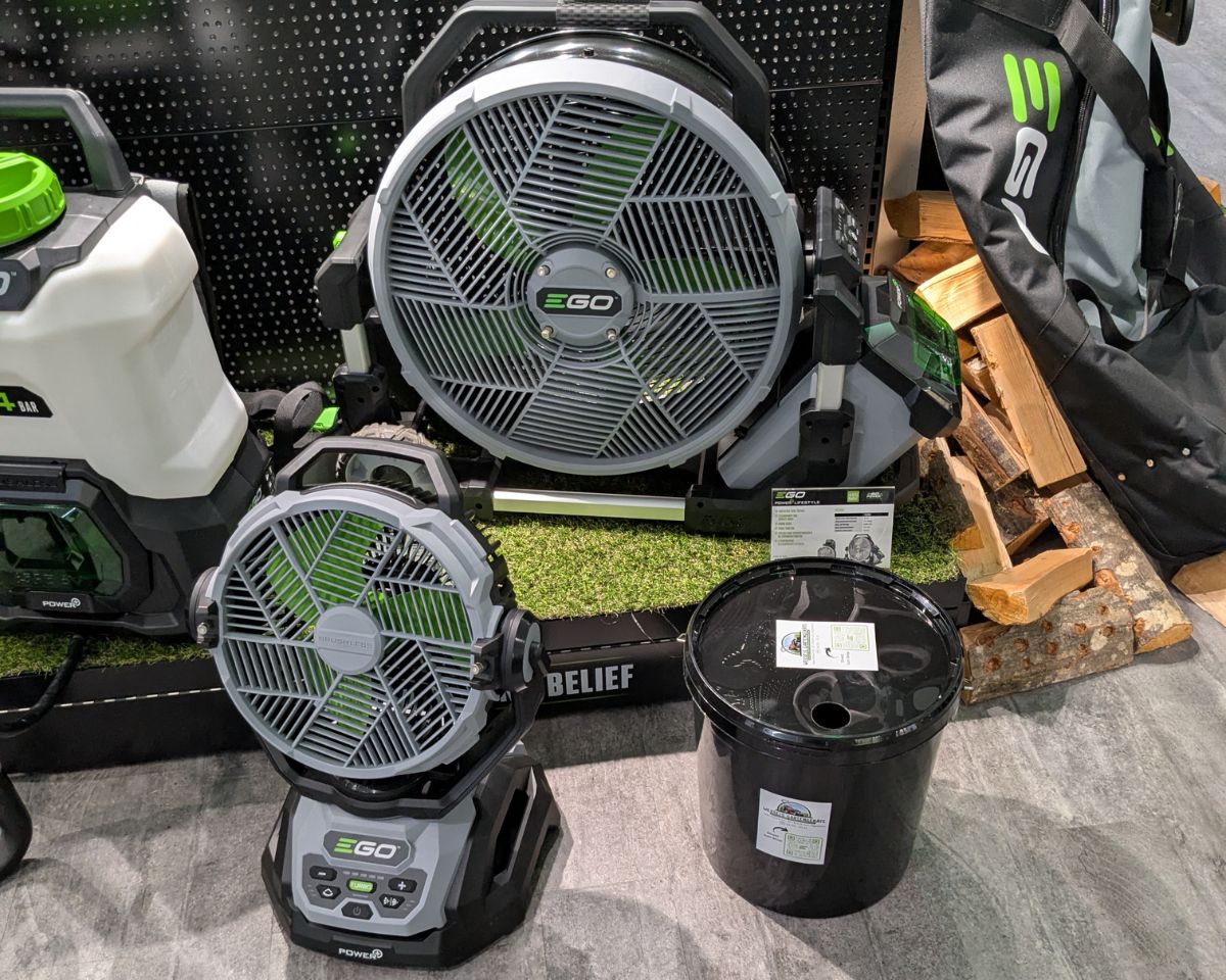 Beide Ventilatoren neben dem Eimer