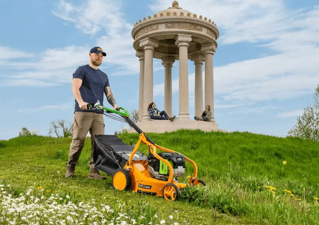 AS Rasenmäher wird geschoben