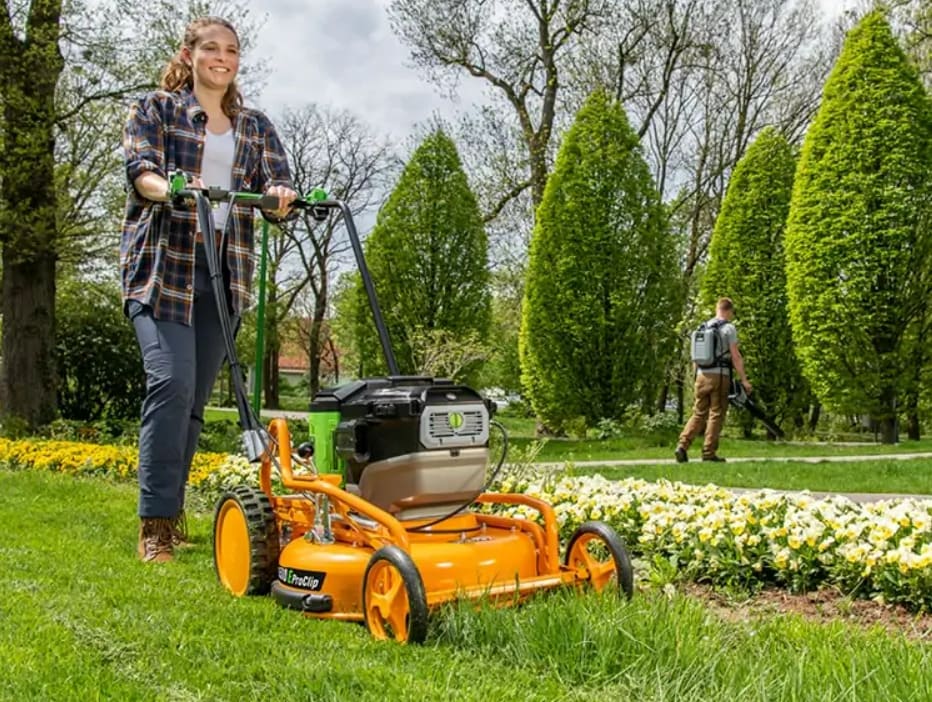 AS Mulchmäher wird geschoben