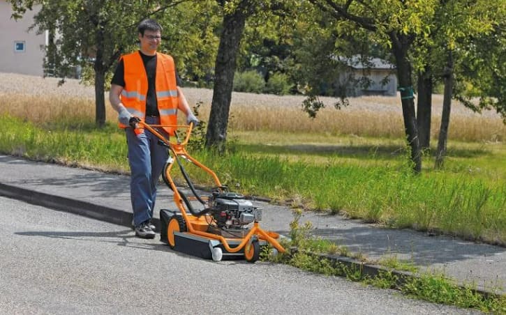 AS Unkrautbürste bei der Arbeit