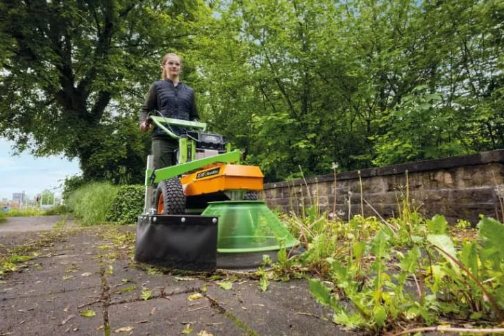 AS Unkrautbürste beim arbeiten