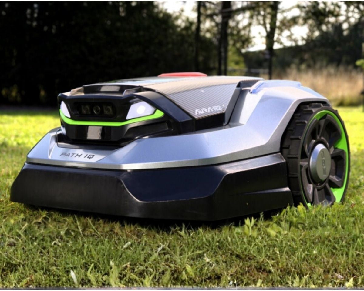 EGO RMR6000E Mähroboter am Mähen