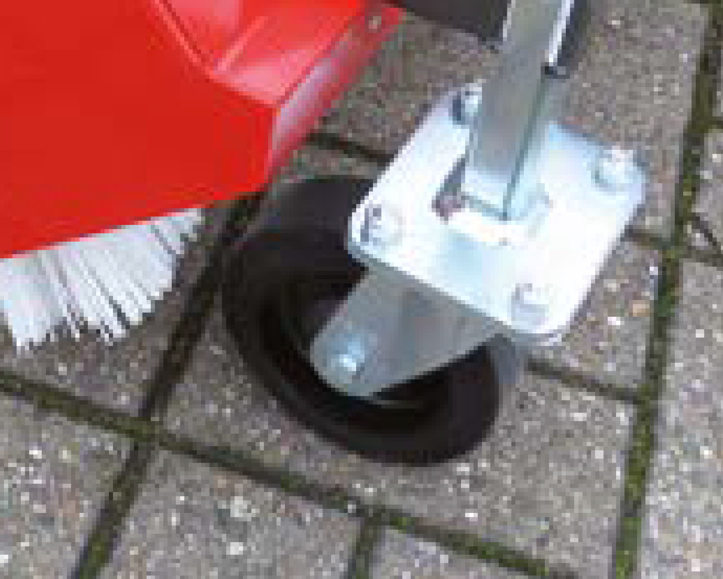Wessels-Gartengeraete_KerstenMultitoolAxialkehrmaschineAufsatz_14