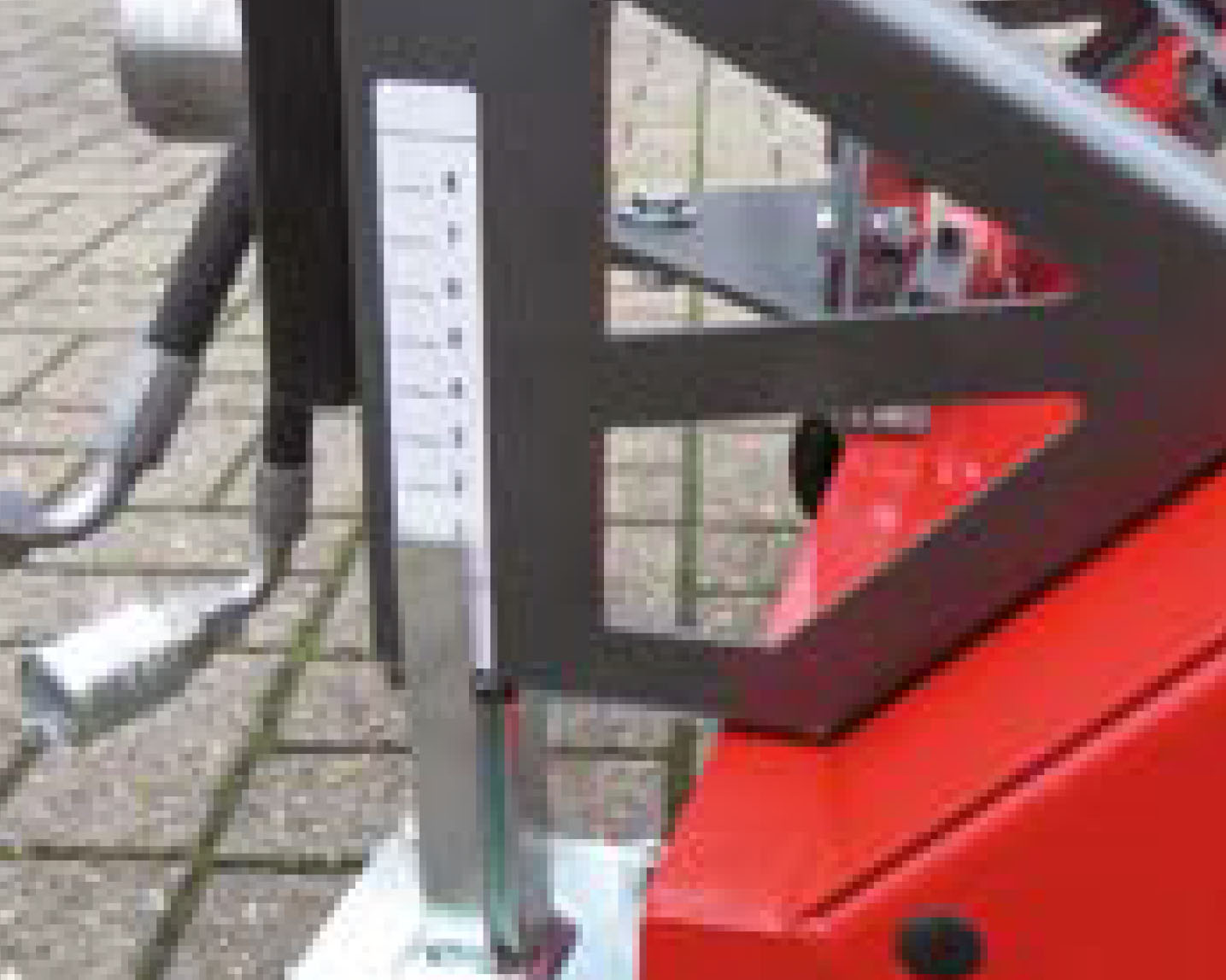Wessels-Gartengeraete_KerstenMultitoolAxialkehrmaschineAufsatz_15