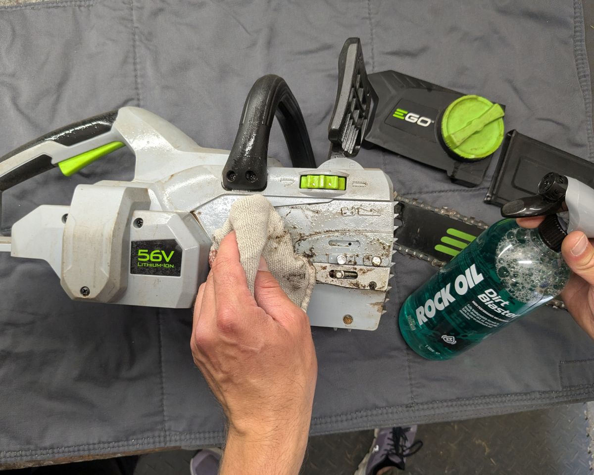 EGO Kettensäge mit Dirt Blaster Reinigungsspray von Rock Oil reinigen