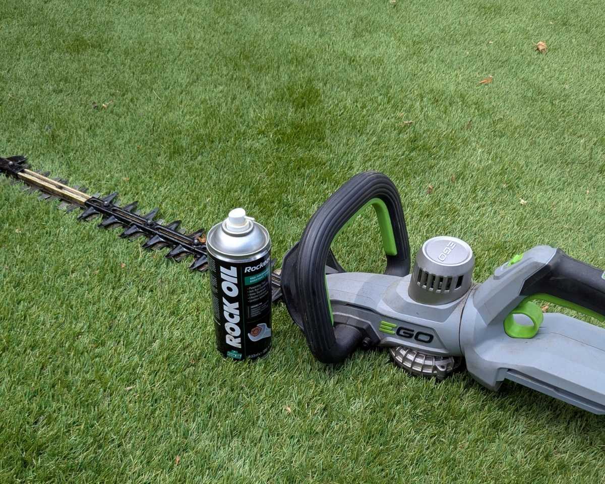 Rockeze Pflegespray von Rock Oil mit Heckenschere